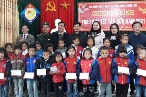 Trao quà Tết cho 600 thầy cô và học sinh các huyện miền núi Nghệ An