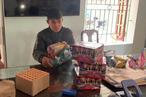 Bắt đối tượng vận chuyển 8 kg pháo hoa nổ