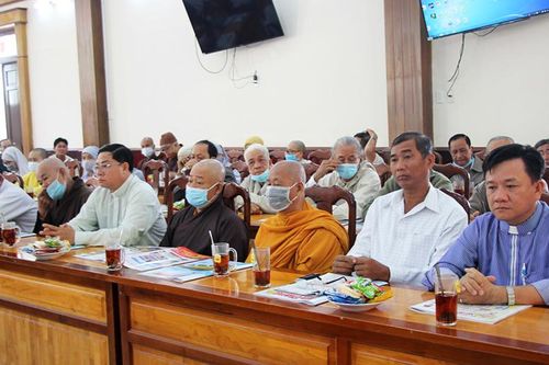 Chợ Mới họp mặt chức sắc, chức việc, các tôn giáo, dân tộc, các đội xây nhà, thi công cầu, đường