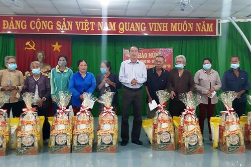 Thăm, tặng quà Tết cho hộ cận nghèo xã Vĩnh Tế