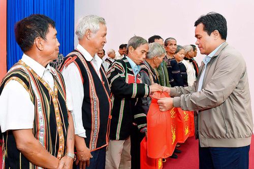 Già làng, người có uy tín là những cánh chim đầu đàn