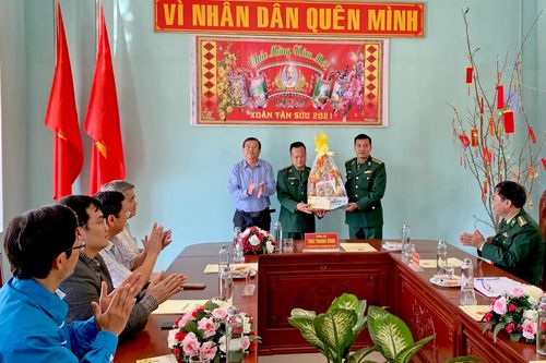 Chủ nhiệm Ủy ban Kiểm tra Tỉnh ủy Gia Lai thăm, tặng quà Tết Đồn Biên phòng Ia Chía và Ia O