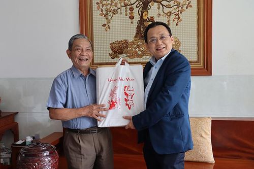 Ông Lê Hữu Hoàng thăm, chúc Tết gia đình các vị nguyên cán bộ chủ chốt của tỉnh đã từ trần