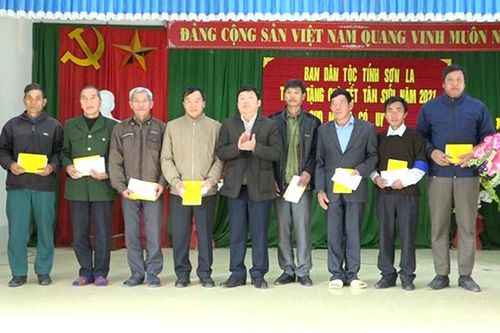 Thăm, tặng quà người có uy tín huyện Quỳnh Nhai
