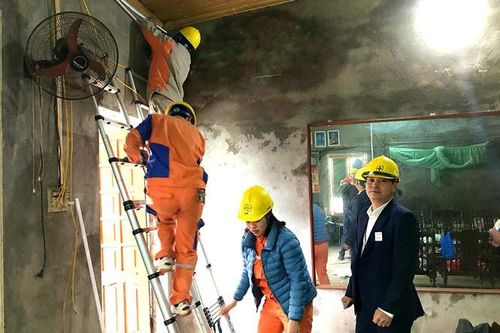 Hỗ trợ cải tạo, mua sắm thiết bị điện cho hộ nghèo