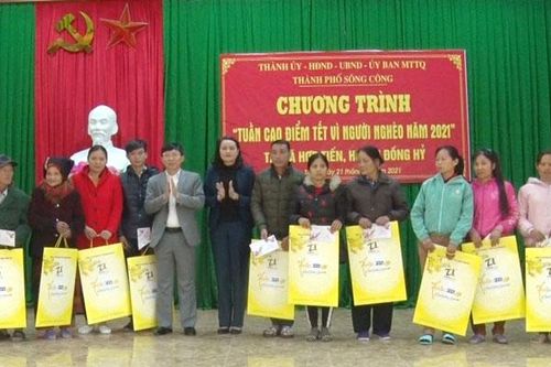 Tặng quà các hộ nghèo, cận nghèo xã Hợp Tiến
