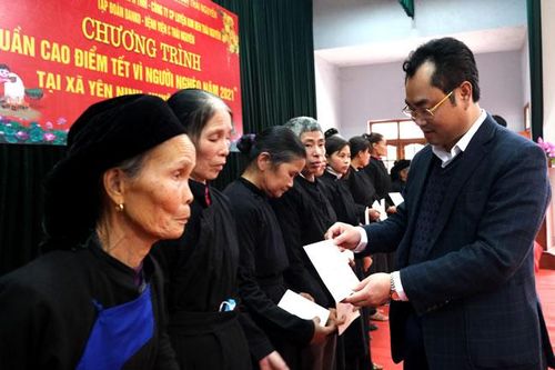 Lãnh đạo tỉnh thăm, tặng quà chúc Tết người nghèo, gia đình chính sách