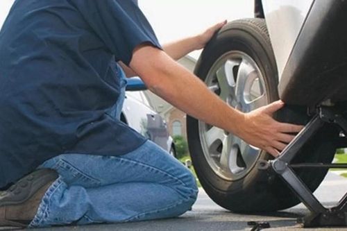 Ô tô lâu không đi bị xịt lốp, vì sao?