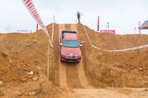 Kinh nghiệm đỗ xe ô tô trên đường dốc