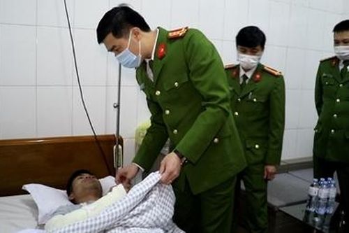 Thăm hỏi cán bộ Công an xã bị thương trong khi làm nhiệm vụ