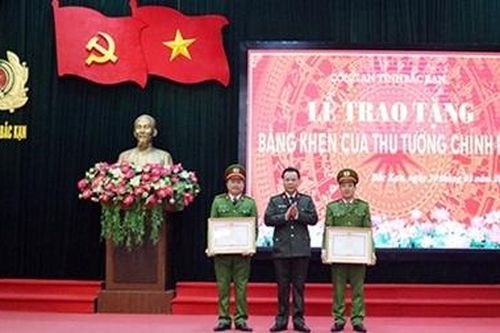 Tặng bằng khen của Thủ tướng Chính phủ cho tập thể và cá nhân xuất sắc
