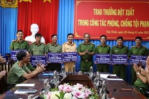 Trao thưởng 16 tập thể xuất sắc đấu tranh, phòng chống tội phạm