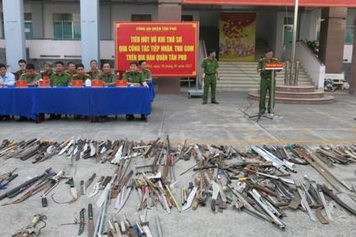 Công an quận Tân Phú tiêu hủy 'kho' vũ khí thô sơ, công cụ hỗ trợ