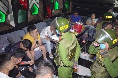 14 dân chơi dương tính ma túy trong quán karaoke lúc nửa đêm
