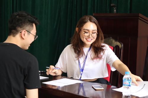 Nữ sinh Đại học Công đoàn vừa xinh đẹp vừa tài năng