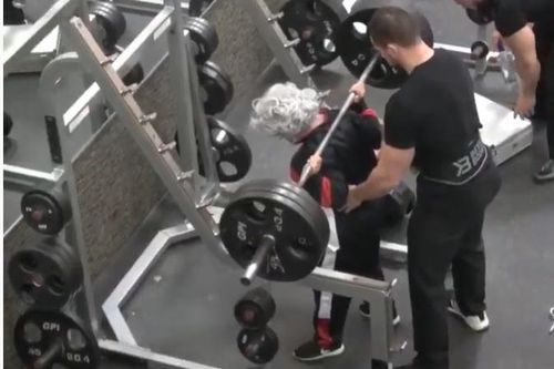 'Bà cụ' nâng tạ gần 200kg khiến trai trẻ mặt xanh lè sợ hãi