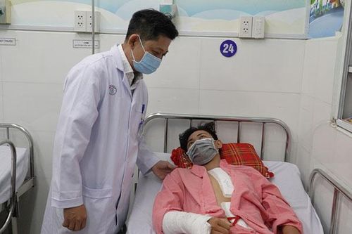 Thay động mạch nhân tạo cứu bệnh nhân nguy kịch vì vỡ eo động mạch chủ