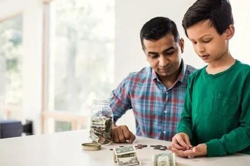 6 sai lầm của cha mẹ khi dạy con về tiền bạc