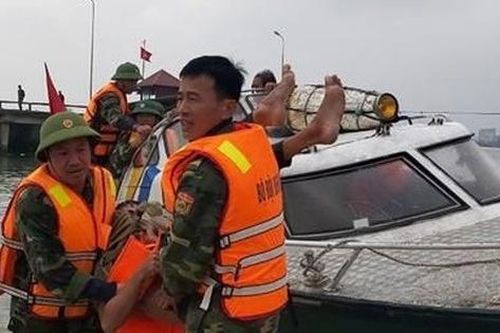 Cứu hộ thành công 3 ngư dân gặp nạn trên biển Quảng Bình