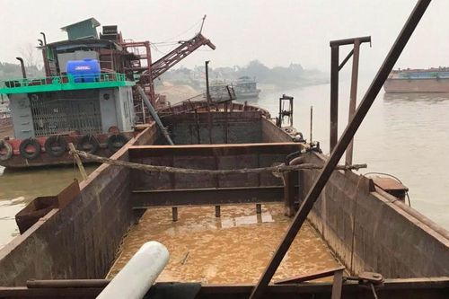 Thêm tàu 'khủng' khai thác cát trái phép trên sông Hồng bị phát hiện lúc rạng sáng
