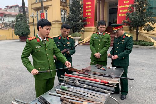 Công an quận Thanh Xuân thu hồi nhiều súng, đạn, vũ khí các loại