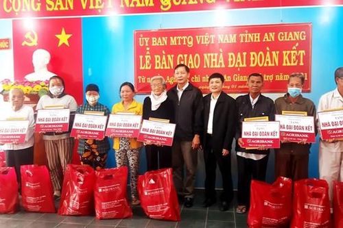 An Giang: Bàn giao 76 căn nhà để hộ nghèo kịp đón tết
