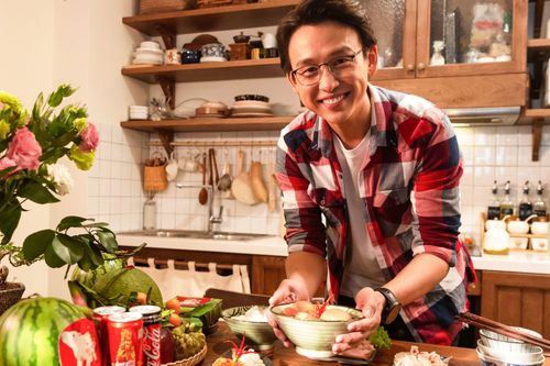 Quang Bảo và nhiều nghệ sĩ trổ tài nấu ăn trong thử thách Tết diệu kỳ