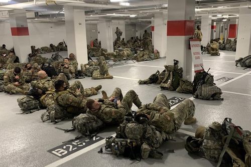 Vệ binh Quốc gia Mỹ ngủ ở hầm xe sau lễ nhậm chức của ông Biden