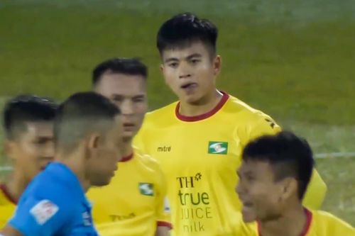 Trung vệ U22 Việt Nam bị đuổi vì phạm lỗi với Văn Toàn