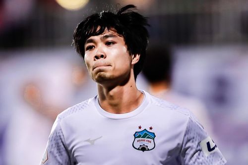 Công Phượng volley dội cột khung thành SLNA