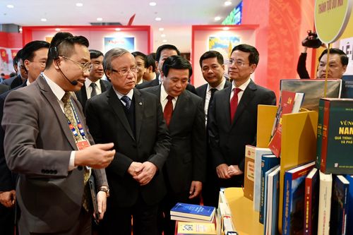 Không gian trưng bày sách chào mừng Đại hội Đảng XIII