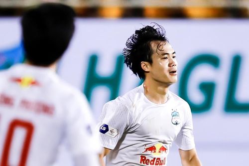 Văn Toàn tỏa sáng giúp HAGL thắng ngược SLNA