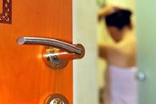 Tống tiền các cặp đôi bằng clip nóng trong nhà nghỉ