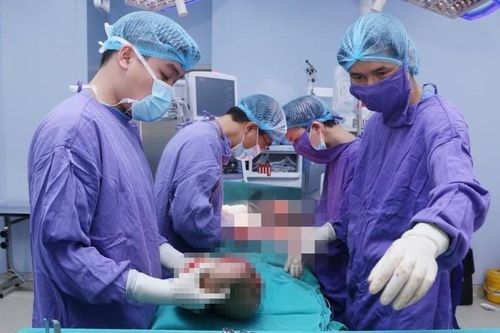 Người phụ nữ có khối u khổng lồ vắt từ vai xuống mông