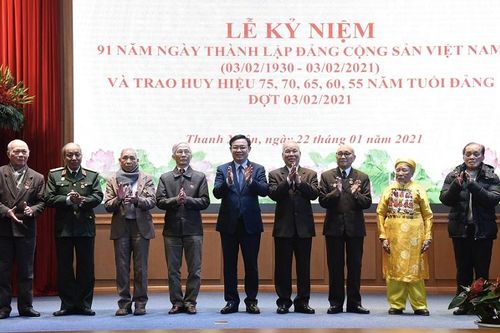 Bí thư Thành ủy Vương Đình Huệ trao Huy hiệu Đảng cho đảng viên lão thành quận Thanh Xuân