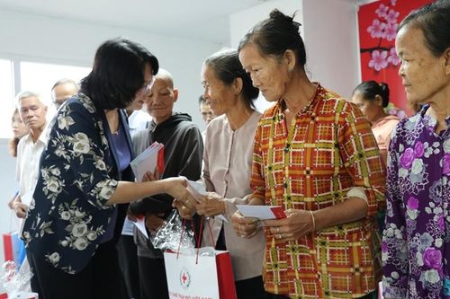 Phó Chủ tịch nước tặng quà gia đình chính sách, người hoàn cảnh khó khăn