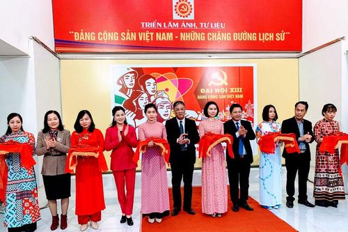 Triển lãm ảnh, tư liệu chào mừng Đại hội Đảng toàn quốc lần thứ XIII