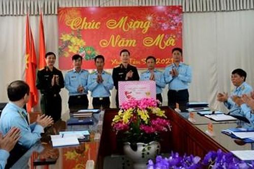 Trung tướng Nguyễn Trọng Bình kiểm tra, chúc Tết các đơn vị Phòng không-Không quân tại Đà Nẵng