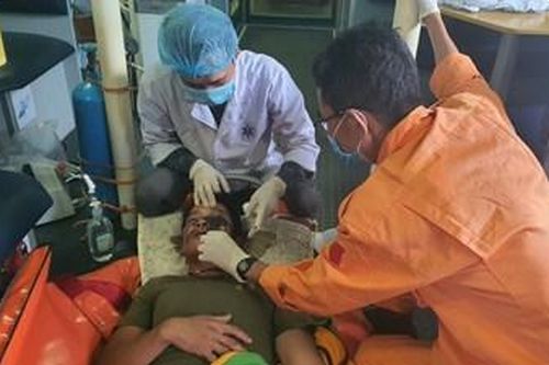 Kịp thời đưa thuyền viên bị tai nạn trên biển về bờ cấp cứu