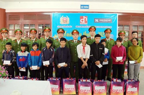 Mang yêu thương đến vùng cao Quảng Nam