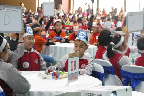 Học sinh Hà Nội hào hứng giao lưu tiếng Anh và 'chinh phục Robobimi'