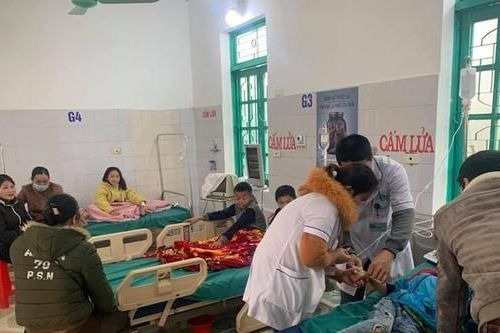 Ăn sáng trước cổng trường, 7 học sinh nhập viện nghi ngộ độc thực phẩm