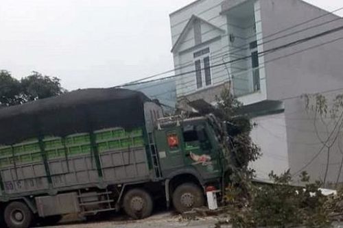Tin giao thông đến sáng 22/1: Tài xế ngủ gật đâm đổ tường nhà dân; xe máy tông vào thành cầu 1 người tử vong