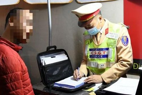 Người đàn ông xấu hổ xin che mặt khi CSGT xử lý vi phạm