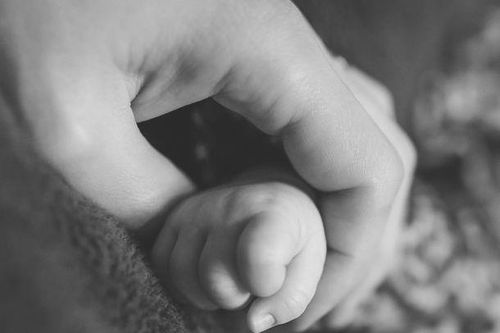 Bé gái chưa đầy 4 tháng tuổi bị mẹ sát hại