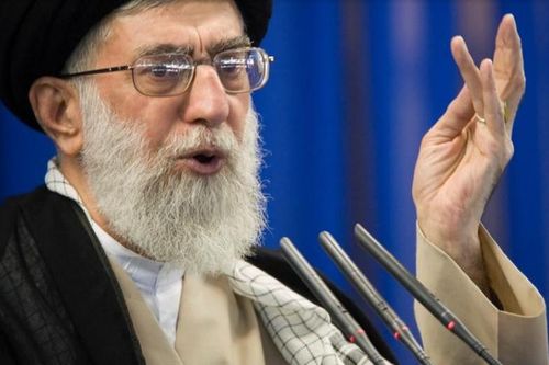 Đại giáo chủ Iran đăng hình golf thủ giống ông Trump, thề trả thù