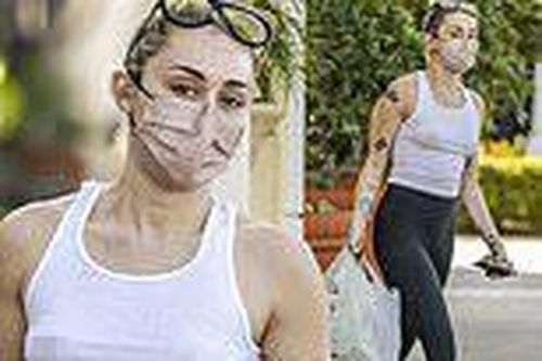 Miley Cyrus không nội y táo bạo ra phố