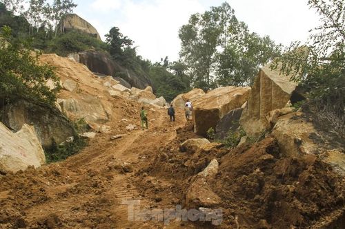 Bình Định lập tổ công tác 'cứu' núi Hòn Chà