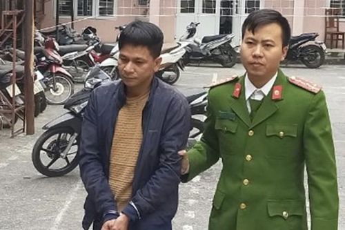 Cô gái đang ngủ bị kẻ lạ mặt đột nhập vào nhà dí dao, cướp tài sản