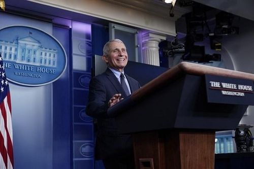 Chuyên gia y tế hàng đầu Mỹ nói 'được giải phóng' khỏi ông Trump